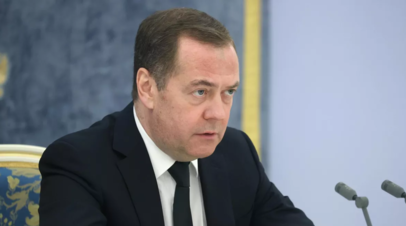 Медведев с супругой приехал на церемонию инаугурации президента России