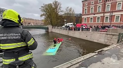 Три человека погибли в результате падения автобуса в реку Мойку в Петербурге