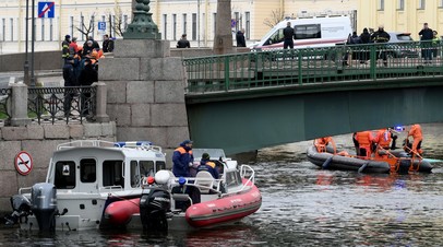 МЧС:  спасатели подняли из затонувшего в Петербурге автобуса девять человек