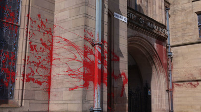 Пропалестинские активисты распылили краску на здание Манчестерского университета