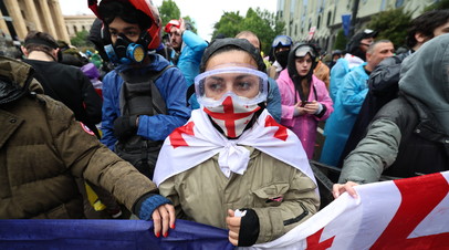 Толпа протестующих против закона об иноагентах начала шествие в Тбилиси