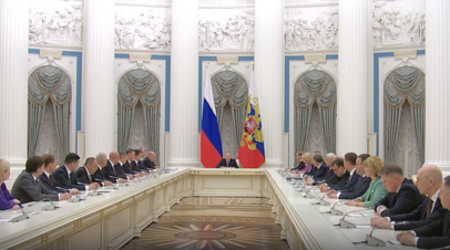 Впереди у нас много задач: Путин  на встрече с новым составом правительства РФ