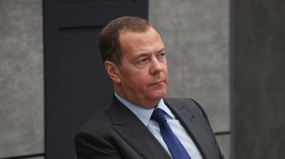 Медведев указал на избирательность ответов ИИ сервиса YandexGPT