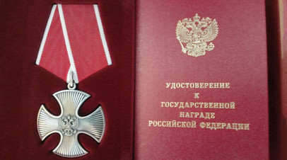 Прибывшего в зону СВО мэра Большого Камня Абушаева наградили орденом Мужества