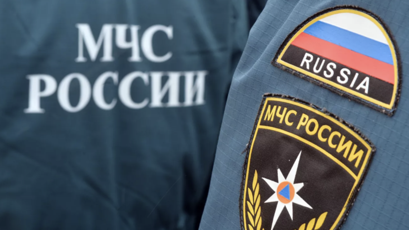 Спасатели достали пострадавшего из-под завалов подъезда многоэтажки в Луганске