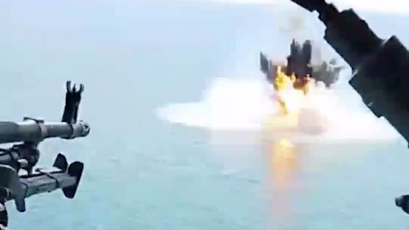 Минобороны показало кадры уничтожения безэкипажного катера ВСУ с борта вертолёта