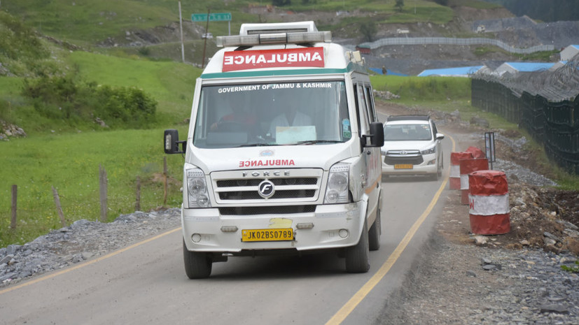 В Индии обстрелянный боевиками автобус упал в ущелье, погибли девять человек