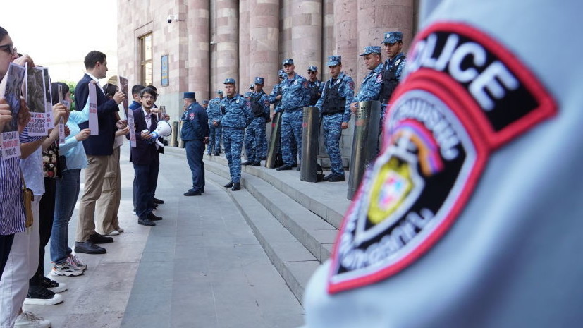 Полиция задержала 42 участника акции протеста у здания парламента в Ереване