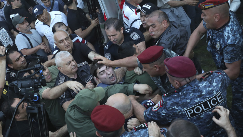 В Ереване 17 полицейских пострадали во время столкновений у здания парламента