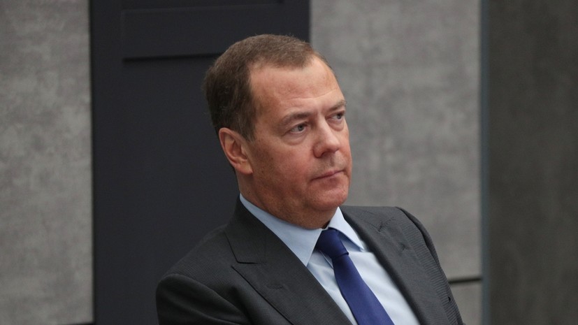Медведев предложил подсчитать ущерб от санкций