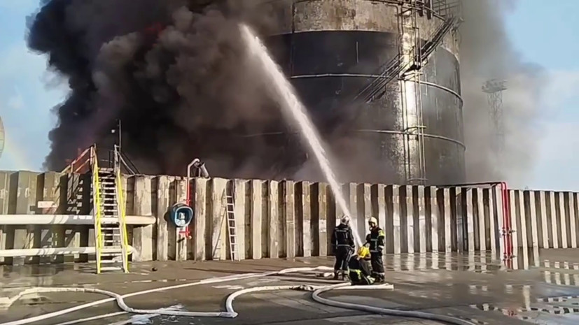 МЧС продолжает тушить возгорание резервуара в Азове, площадь пожара уменьшилась