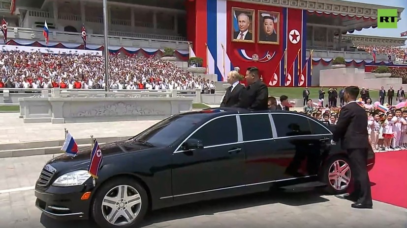 Церемония официальной встречи Путина на площади имени Ким Ир Сена в Пхеньяне