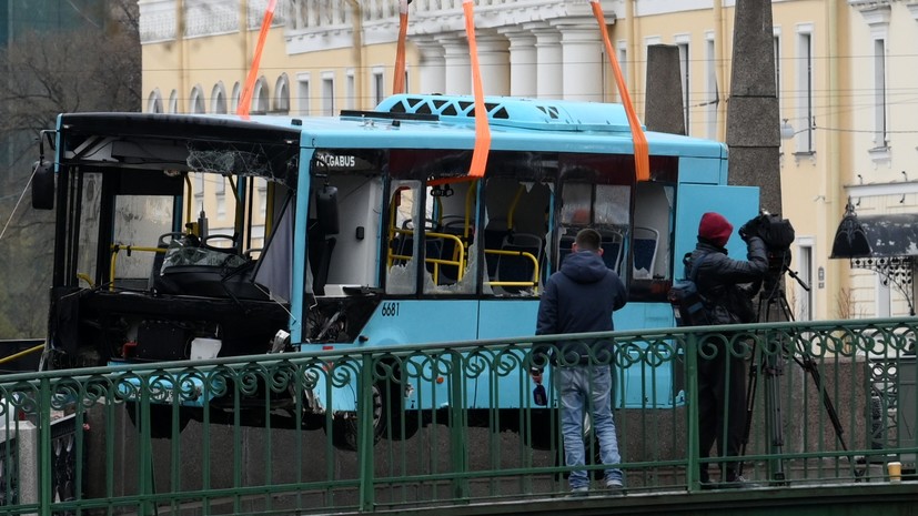 Суд Петербурга оставил в СИЗО водителя упавшего в реку автобуса