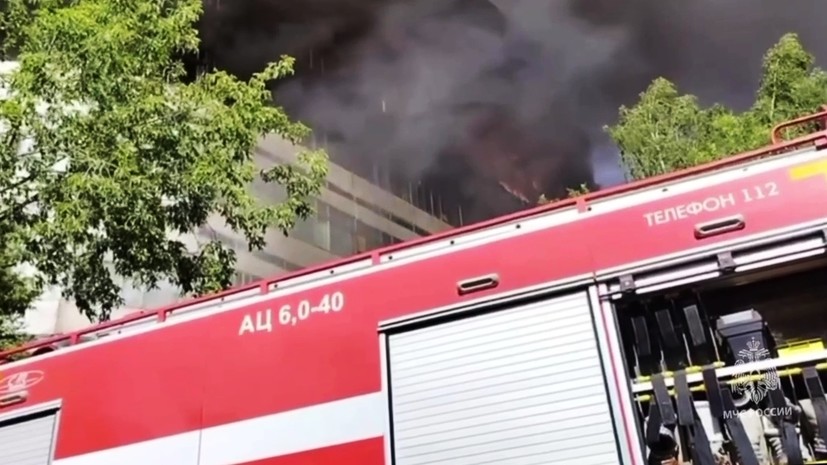 Два человека, спасаясь от пожара в НИИ во Фрязине, выпрыгнули из окна и погибли