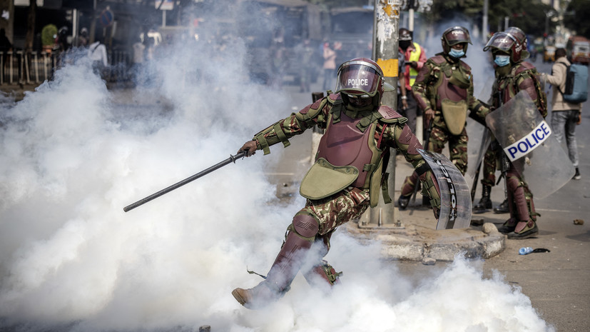 Полиция в Кении стреляет резиновыми пулями по протестующим