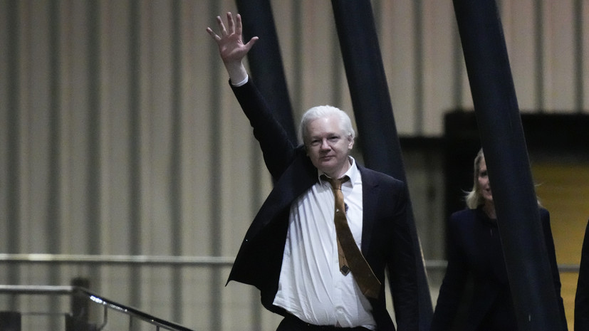 Ассанжа встретили аплодисментами в аэропорту Канберры