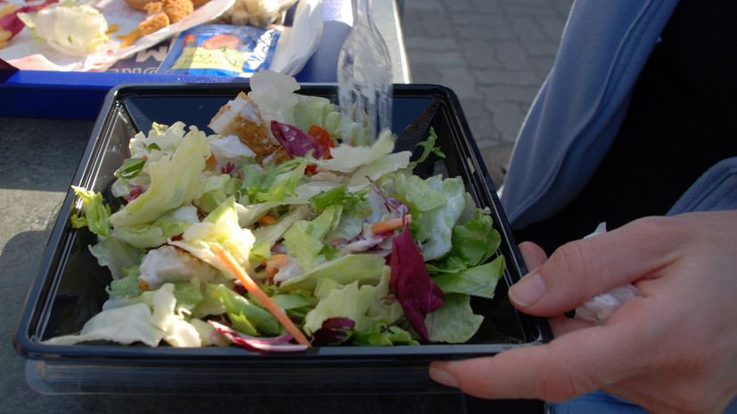 В Роспотребнадзоре рекомендовали отказаться от покупных салатов и тортов в жару