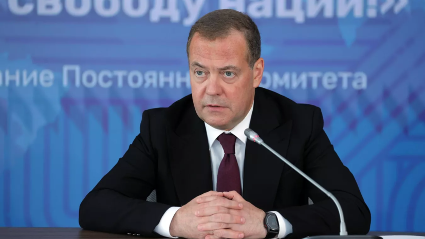 Медведев: США не выиграли холодную войну — они в шаге от её проигрыша