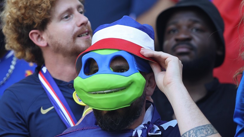 Маски Черепашек-ниндзя, головки сыра и надувные кубки: самые яркие болельщики Евро-2024