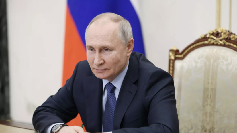 Путин поздравил российских выпускников школ