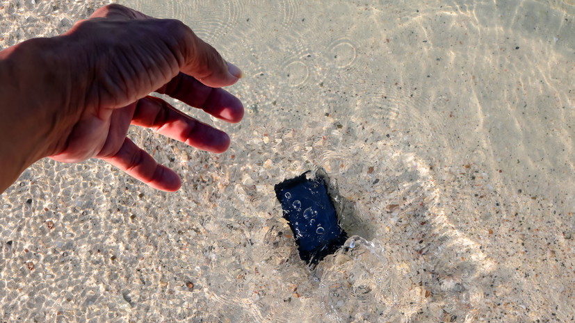 ИТ-эксперт Голицына рассказала о действиях при падении смартфона в воду