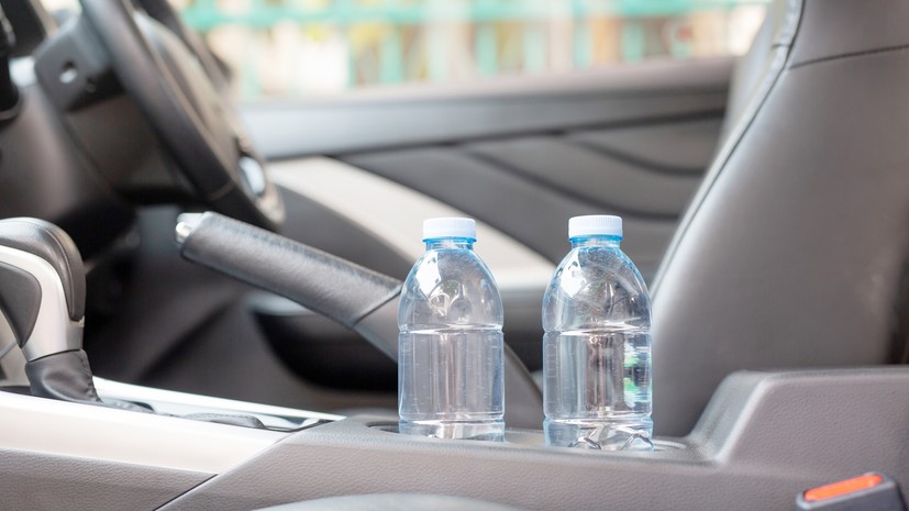Специалист Васильев посоветовал не оставлять бутылки с водой в авто на жаре