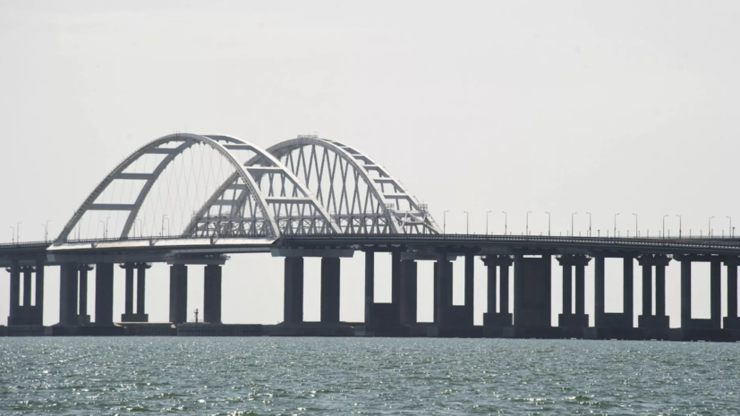 Движение транспорта по Крымскому мосту перекрыли на пять минут