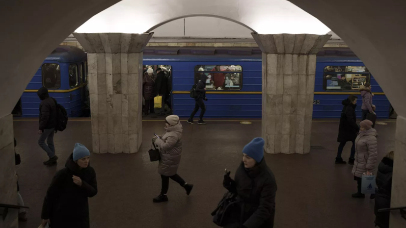 В Киеве военкомы вручают повестки на станциях метро