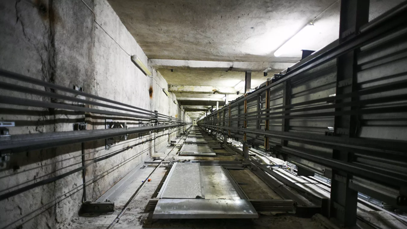 В Красноярске два работника сорвались в шахту лифта с седьмого этажа
