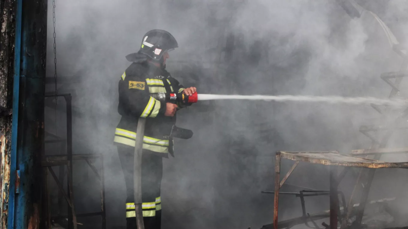 В Москве загорелась хозпостройка на площади 150 квадратных метров