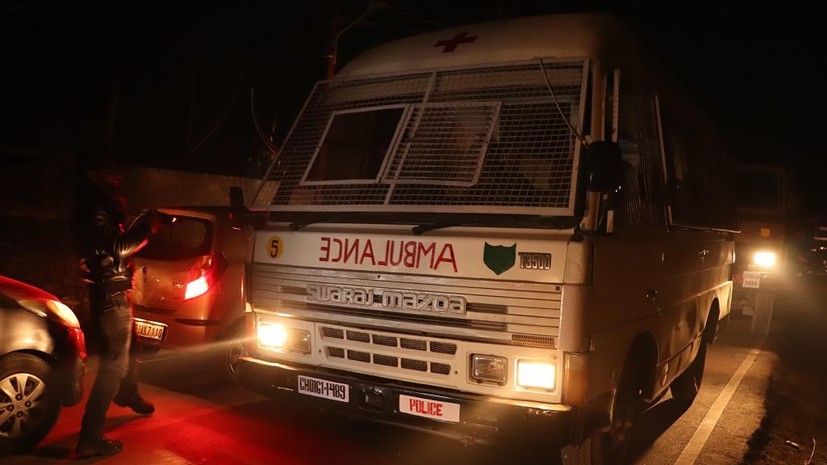 В Кашмире в результате падения джипа в овраг погибли 14 человек