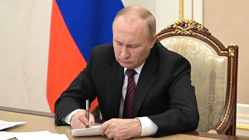 Путин подписал закон об индексации военных пенсий