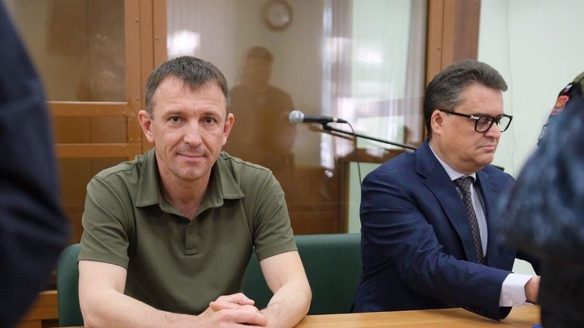 Четыре друга генерала Попова пришли в суд в футболках с его фотографией