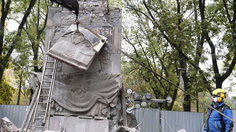 На севере Польши демонтируют памятник советско-польскому братству по оружию