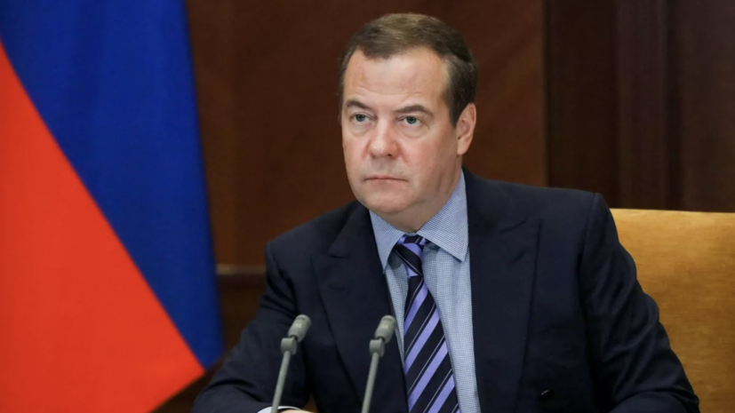 Медведев заявил о праве войны для врага после расстрела пленного бойца ВС России