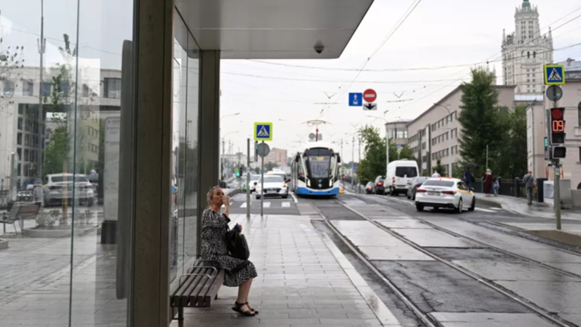 В столице запустили тематический трамвай в стиле Дня Московского транспорта