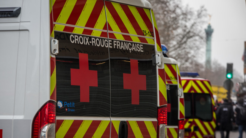 Parisien: в Париже автомобиль въехал в террасу кафе