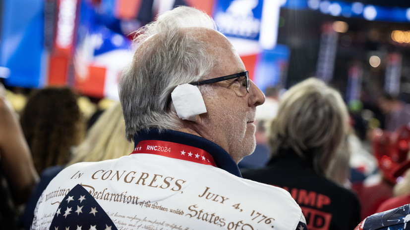 Республиканцы поддержали Трампа на съезде, надев на уши повязки