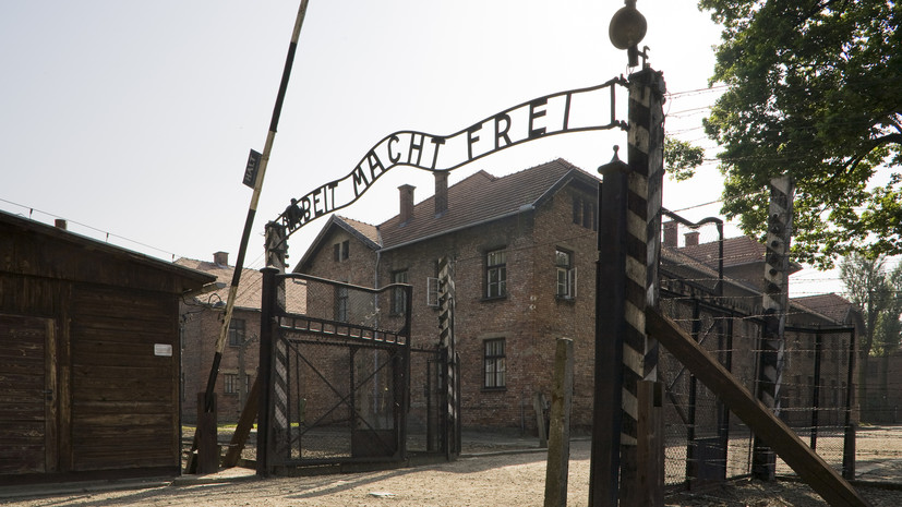 В Освенциме назвали преступлением визит азовца в футболке с цитатой Гитлера