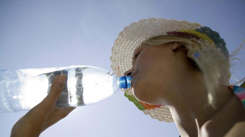 Диетолог Журавлёва посоветовала не пить холодную воду в жару