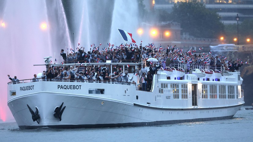 Сборная Франции на открытии Игр проплыла на большом речном корабле в отличие от остальных команд