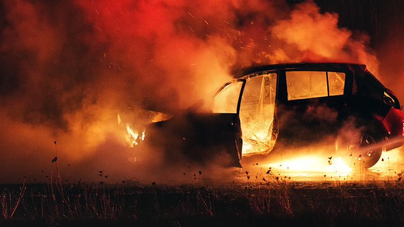В Киеве неизвестные сожгли военный автомобиль