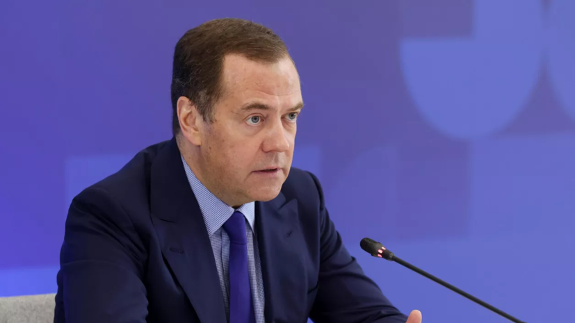 Медведев назвал фигуру президента США декорацией