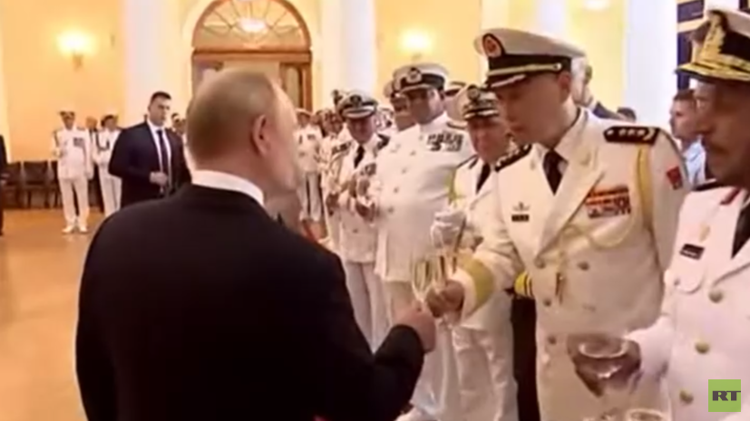 Путин встретился с иностранными гостями парада ВМФ в Петербурге