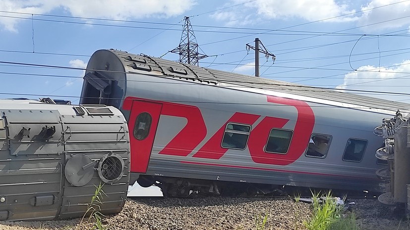 МЧС: людей начали эвакуировать после схода вагонов в Волгоградской области