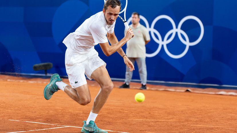 Теннисист Медведев пожаловался на жаркую погоду во время матча на Олимпиаде