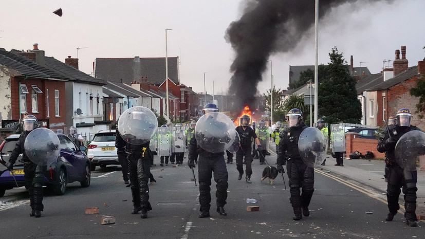 Около 40 полицейских пострадали в беспорядках в английском Саутпорте