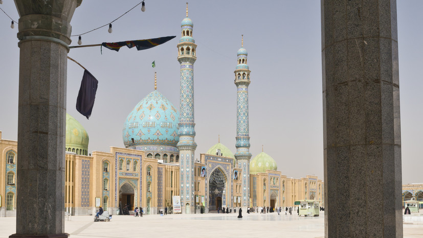 Красный флаг поднят над мечетью Джамкаран в Иране