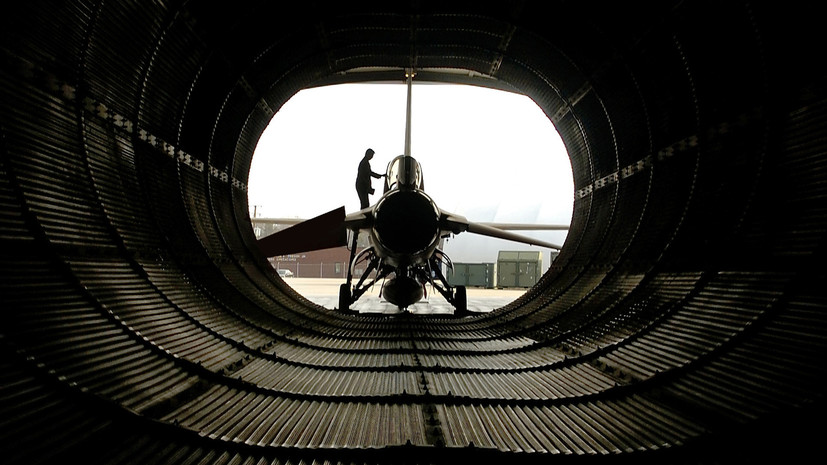 Bloomberg: первая партия истребителей F-16 прибыла на Украину
