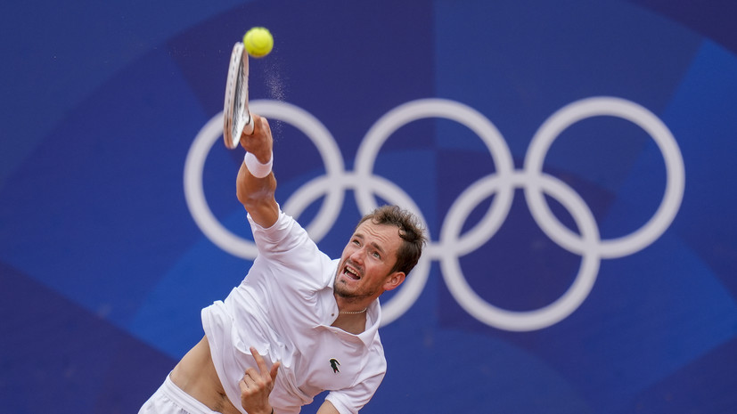 Медведев в гневе сломал ракетку после вылета с Олимпиады